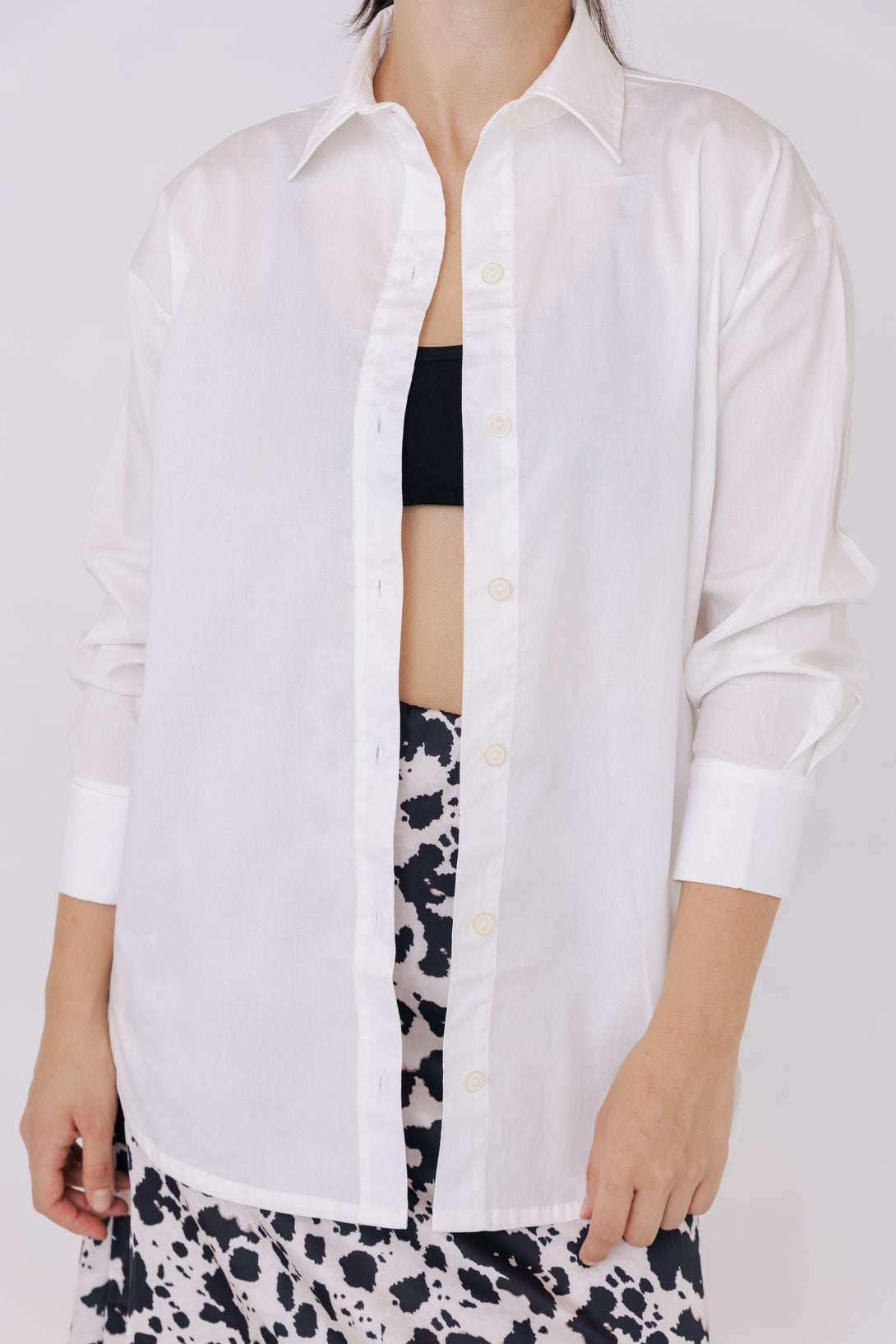 
Camisa de manga larga para mujer, confeccionada en una mezcla de algodón y poliéster con textura ligera y suave. La prenda tiene una silueta amplia y botones delanteros y en los puños, proporcionando un ajuste cómodo y elegante. Color clásico, perfecta para combinar con jeans o pantalones de vestir para un look casual o formal.
