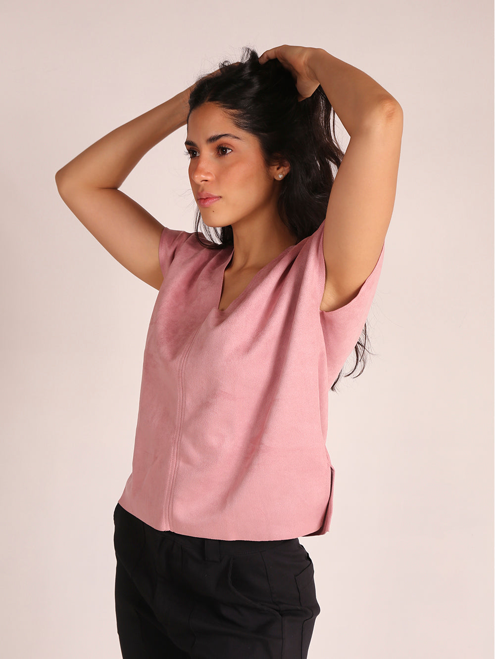 Blusa de gamuza con escote en V, de gramaje medio y caída leve sobre el hombro. Confeccionada en tela liviana y de silueta recta, ofrece un ajuste cómodo.