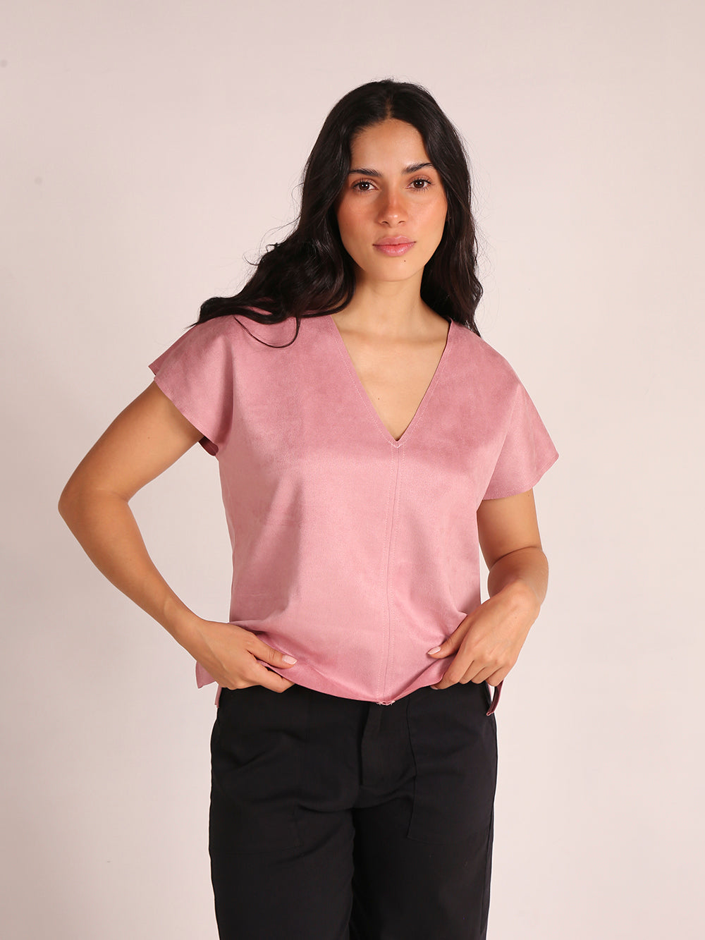 Blusa de gamuza con escote en V, de gramaje medio y caída leve sobre el hombro. Confeccionada en tela liviana y de silueta recta, ofrece un ajuste cómodo.