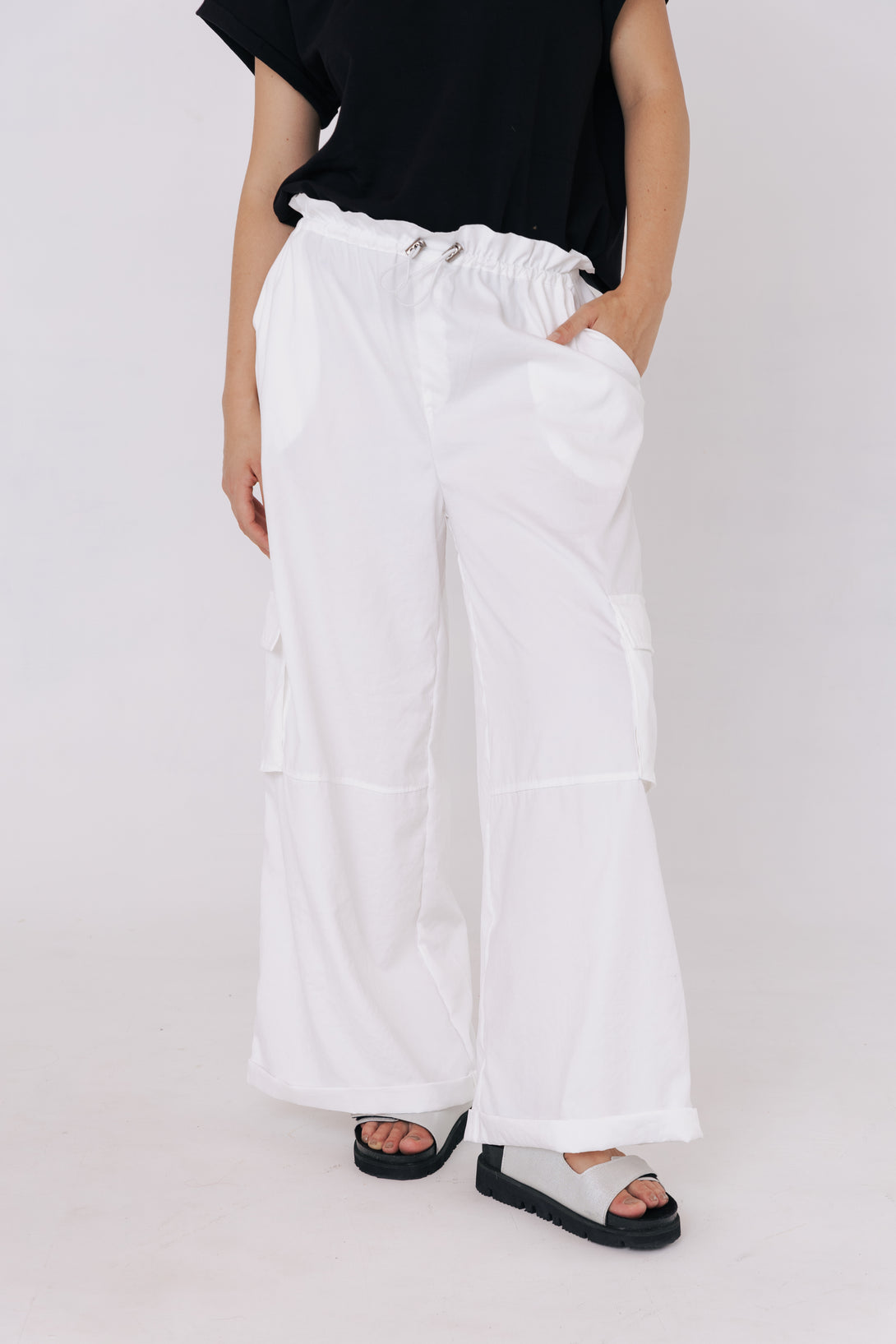 Pantalón texturizado de polialgodón y spandex, con elástico en la cintura y herraje ajustable. Este pantalón tiene una silueta amplia y buena caída, ideal para un ajuste cómodo. Su color neutro lo hace versátil para combinar con blusas y zapatos para un estilo casual.