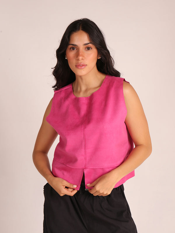 Top sin mangas elaborado en tela de gamuza sintética, con un elegante cuello en V. La prenda es liviana y presenta una silueta recta, ofreciendo comodidad y estilo. Ideal para combinar con pantalones altos, este top es perfecto para ocasiones casuales o salidas elegantes.