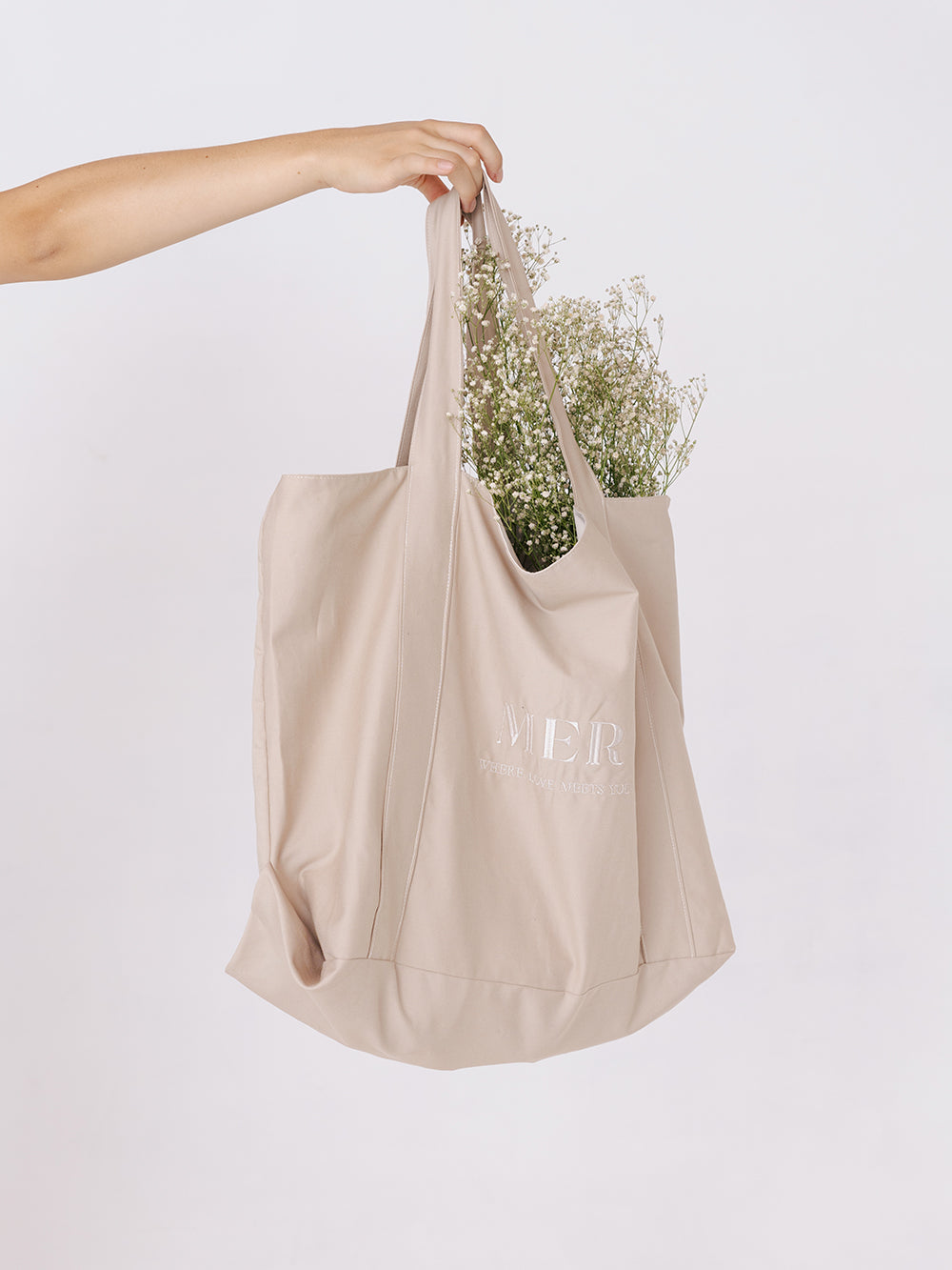 Tote Bag ligera de algodón y poliéster con bordado a tono. De color neutro y diseño minimalista, ideal para combinar con looks casuales. Material suave y amplio ajuste, perfecto para llevar lo esencial en el día a día o escapadas rápidas.