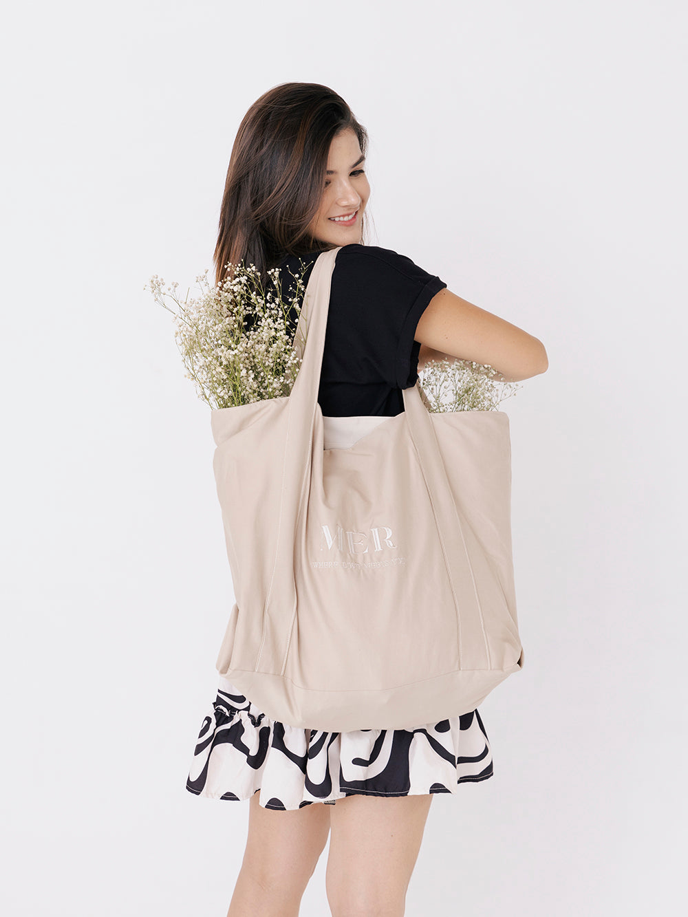 Tote Bag ligera de algodón y poliéster con bordado a tono. De color neutro y diseño minimalista, ideal para combinar con looks casuales. Material suave y amplio ajuste, perfecto para llevar lo esencial en el día a día o escapadas rápidas.